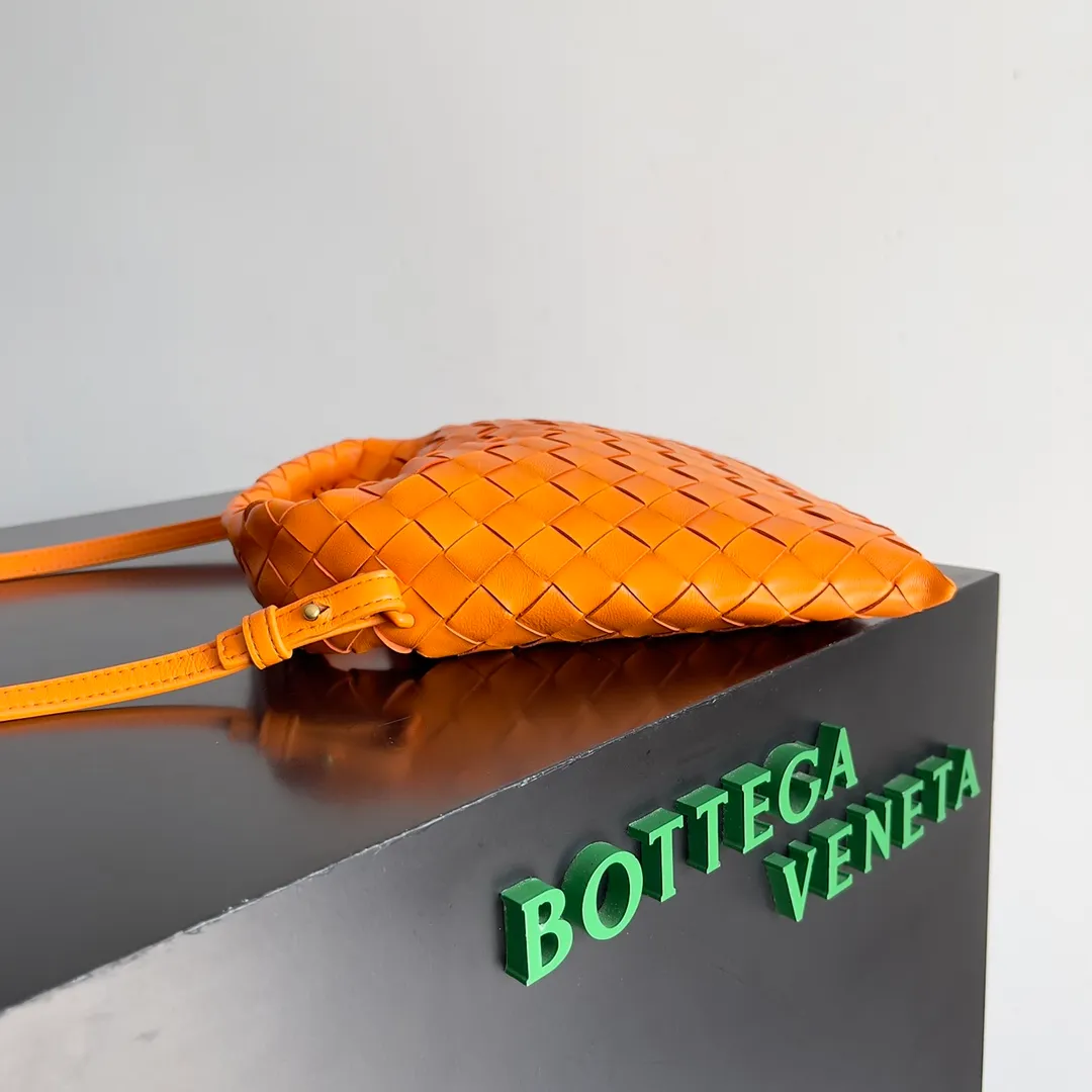 Batch 1400 BV 24 early spring new mini Hop has finally arrived! ! ! The small one is really exquisite and textured, and the calf leather really shows off your temperament! ! ! Its shoulder strap is detachable, so it can be carried by hand or worn cross-body, which is really very practical! Moreover, the 15ProMax mobile phone can also be placed, so there is no need to worry about the problem of not being able to place the mobile phone. 📱 Style number: 777586 Size: 25.5*14.5*11cm